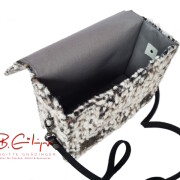 Kleine Umhänge Tasche Modell 76 offen - taschenbyme - brigittegnaedinger