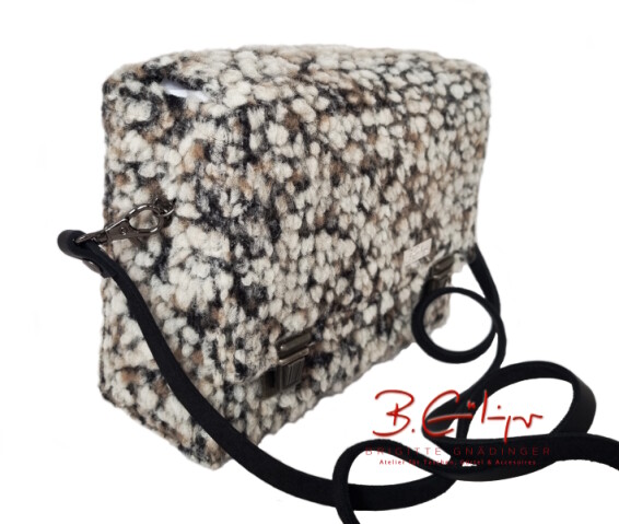 Kleine Umhänge Tasche Modell 76 vorne 2 - taschenbyme - brigittegnaedinger
